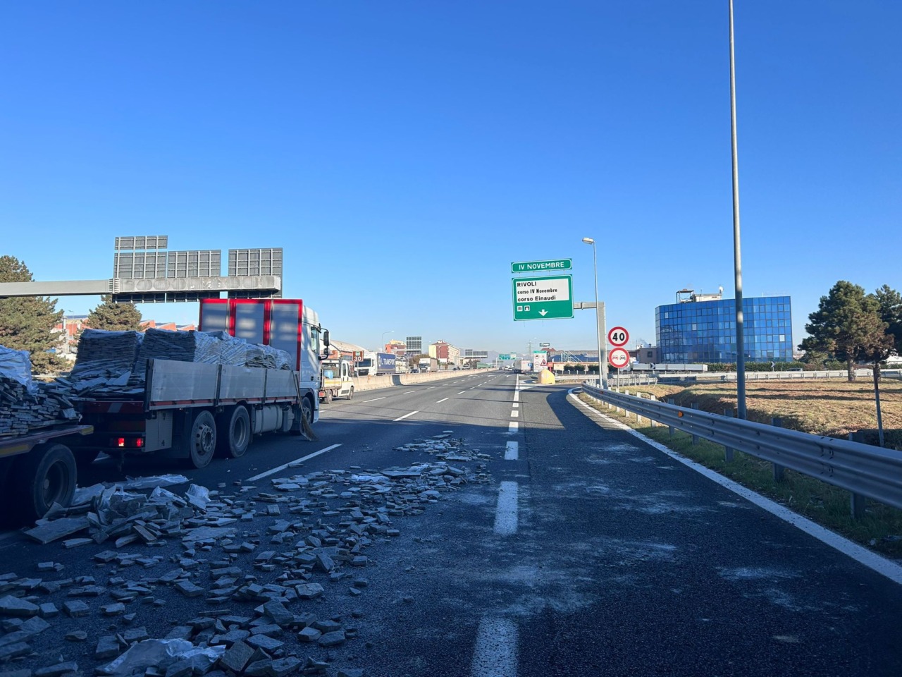 Camion perde del carico, disagi in tangenziale
