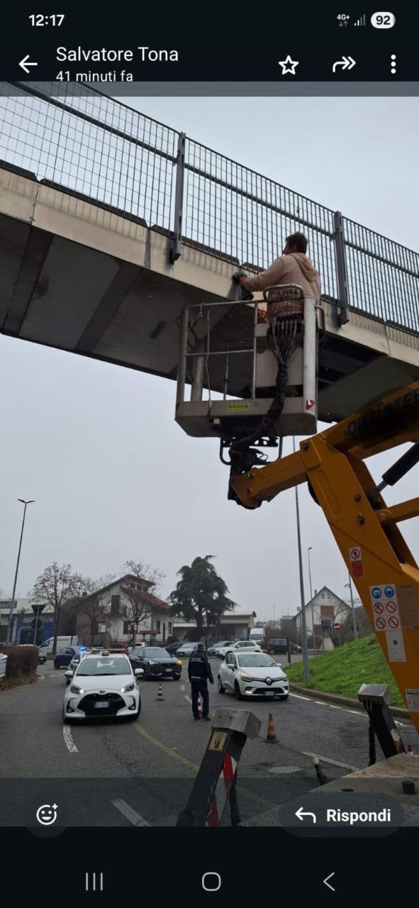 Autocarro percorre Largo delle Alpi a Nichelino e danneggia la passerella