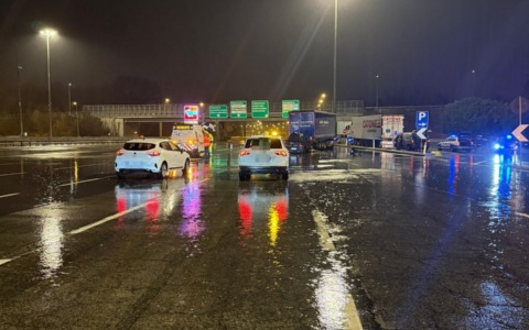 Auto contro un camion in tangenziale, morto un 22enne