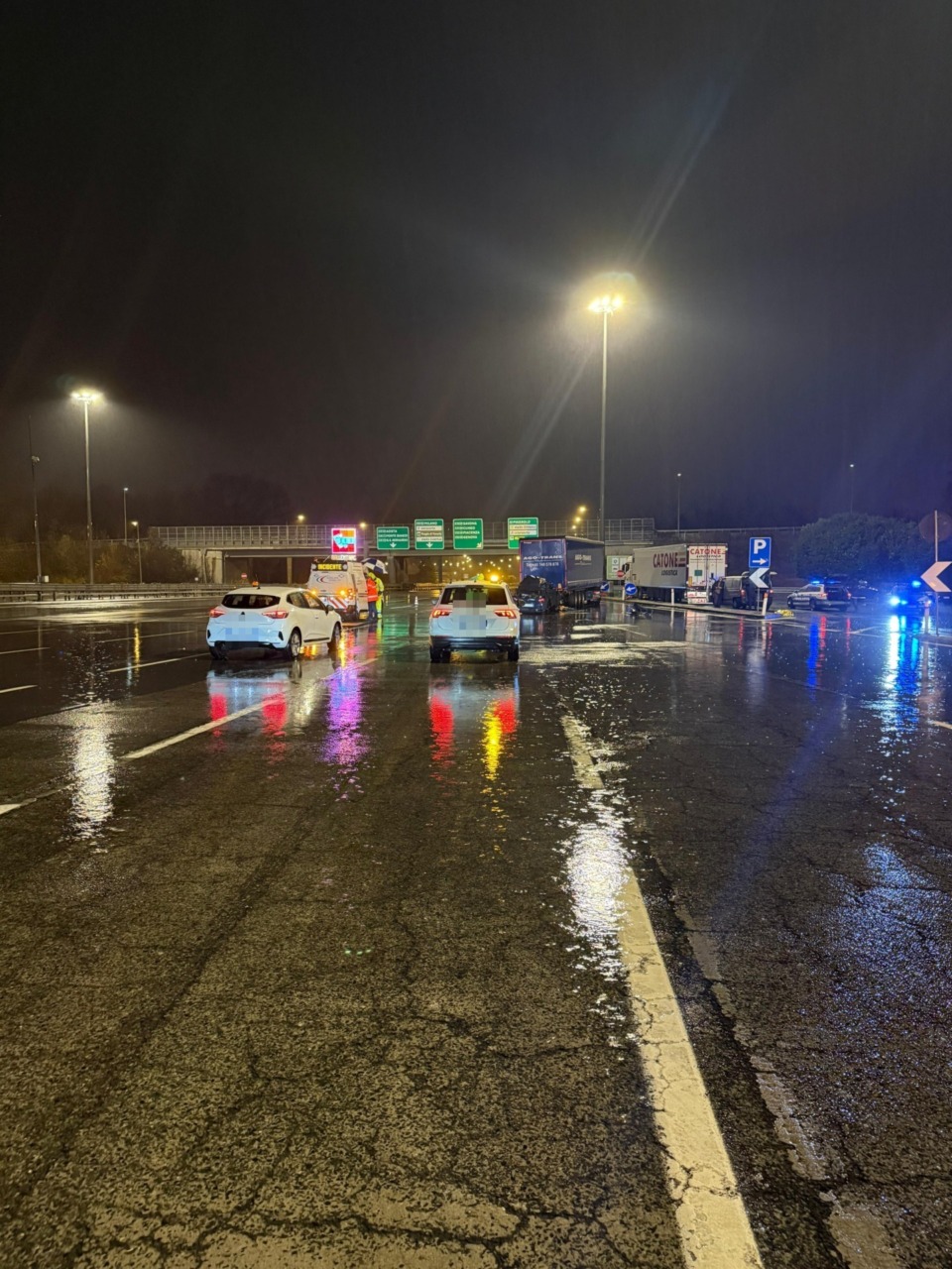 Auto contro un camion in tangenziale, morto un 22enne