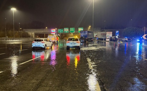 Auto contro un camion in tangenziale, morto un 22enne