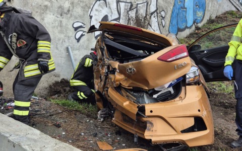 Tangenziale, auto si schianta contro un ponte a Stupinigi