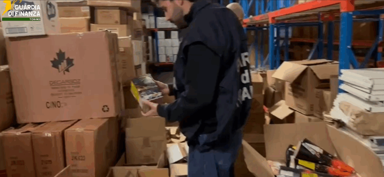 3 tonnellate di fuochi d’artificio sequestrati nei giorni scorsi dalla Guardia di Finanza di Torino