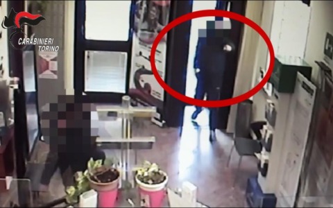 Rapina alla banca di Osasio: nuovo indagato grazie al match del DNA