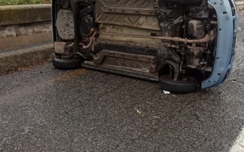 Beinasco: auto ribaltata in tangenziale, un ferito