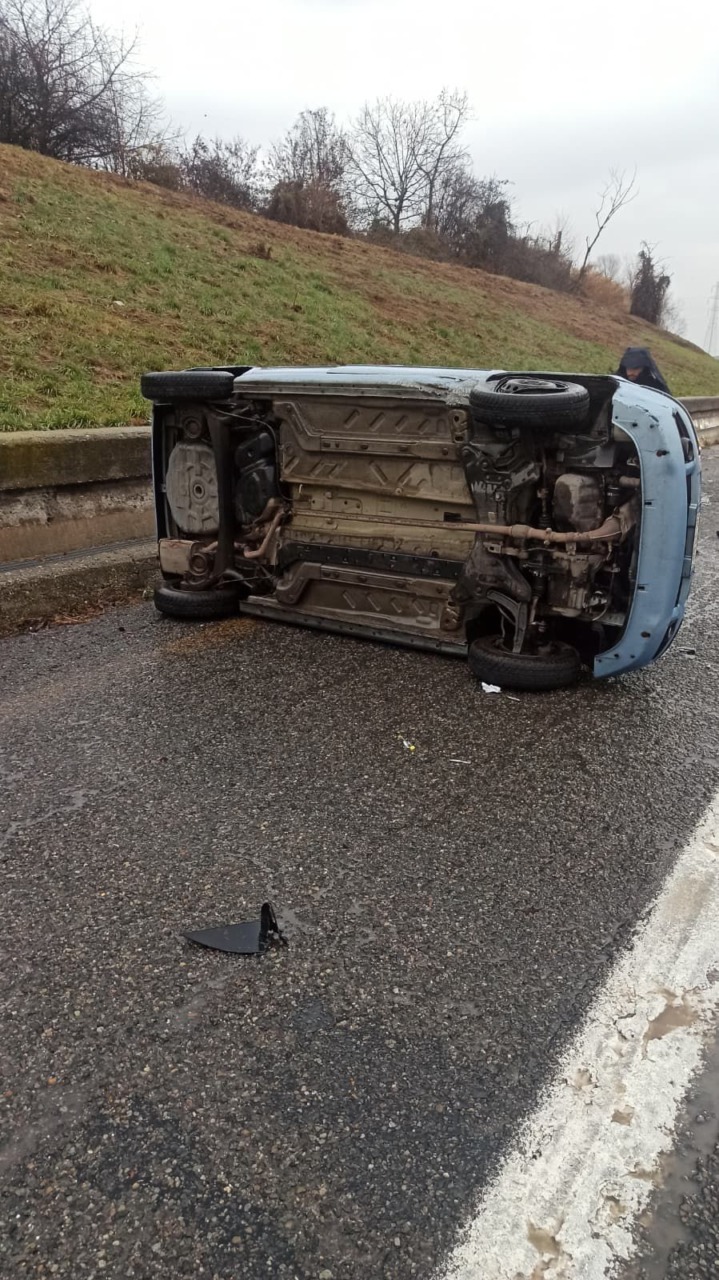 Beinasco: auto ribaltata in tangenziale, un ferito
