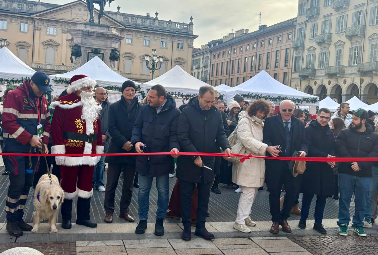 Inaugurato in piazza Bodoni il villaggio di Natale “Il Dono del Volontariato”