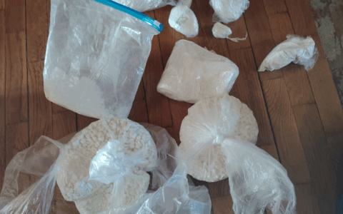 Gestiva un traffico di droga dai domiciliari: sequestrati oltre tre chilogrammi di cocaina