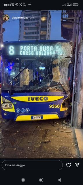 Piazza Solferino, bus sbanda e va a finire contro una vetrina
