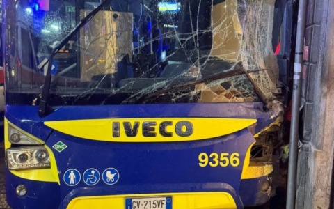 Piazza Solferino, bus sbanda e va a finire contro una vetrina