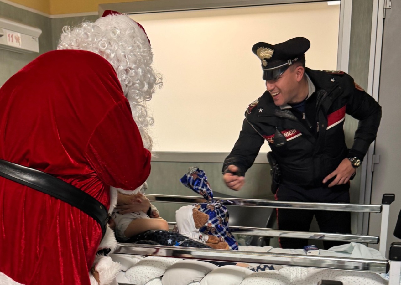 I Carabinieri e Babbo Natale in visita dei bimbi del Regina Margherita di Torino