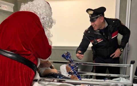 I Carabinieri e Babbo Natale in visita dei bimbi del Regina Margherita di Torino