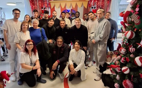 I calciatori e lo staff del Torino FC in visita ai pazienti di Ugi e dell’ospedale infantile Regina Margherita