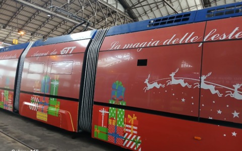 Tram e bus “vestiti” per le feste da fotografare e postare sui social della GTT