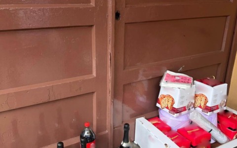 Torino, residenti del quartiere Vanchiglia fanno gli auguri alla polizia impegnata in corso Regina