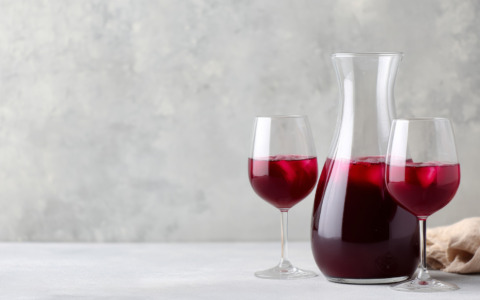 Il ritorno del vino sfuso e a km0: vantaggi ecologici e come servirlo con eleganza