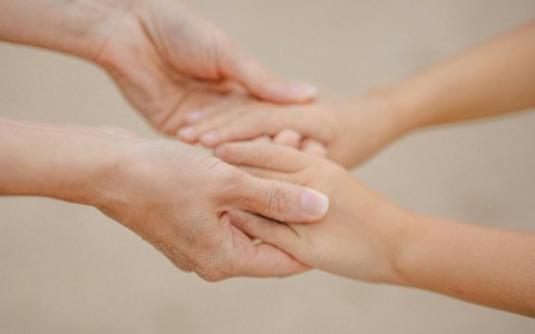 Come la mente si accende e si spegne al tatto: lo studio di UniTo