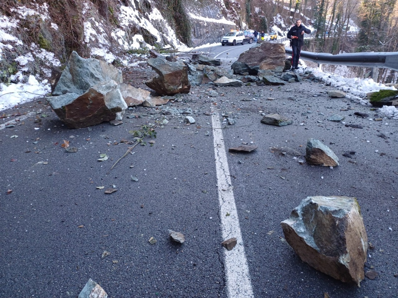 Caduta massi sulla SP32, tecnici e cantonieri al lavoro