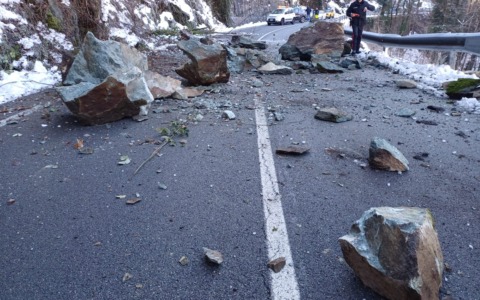 Caduta massi sulla SP32, tecnici e cantonieri al lavoro