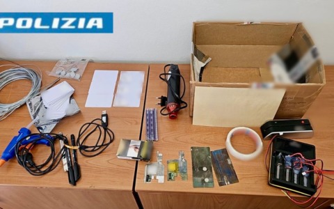 Torino, arresti domiciliari per 25enne: carte carburante clonate e furto da 245mila euro