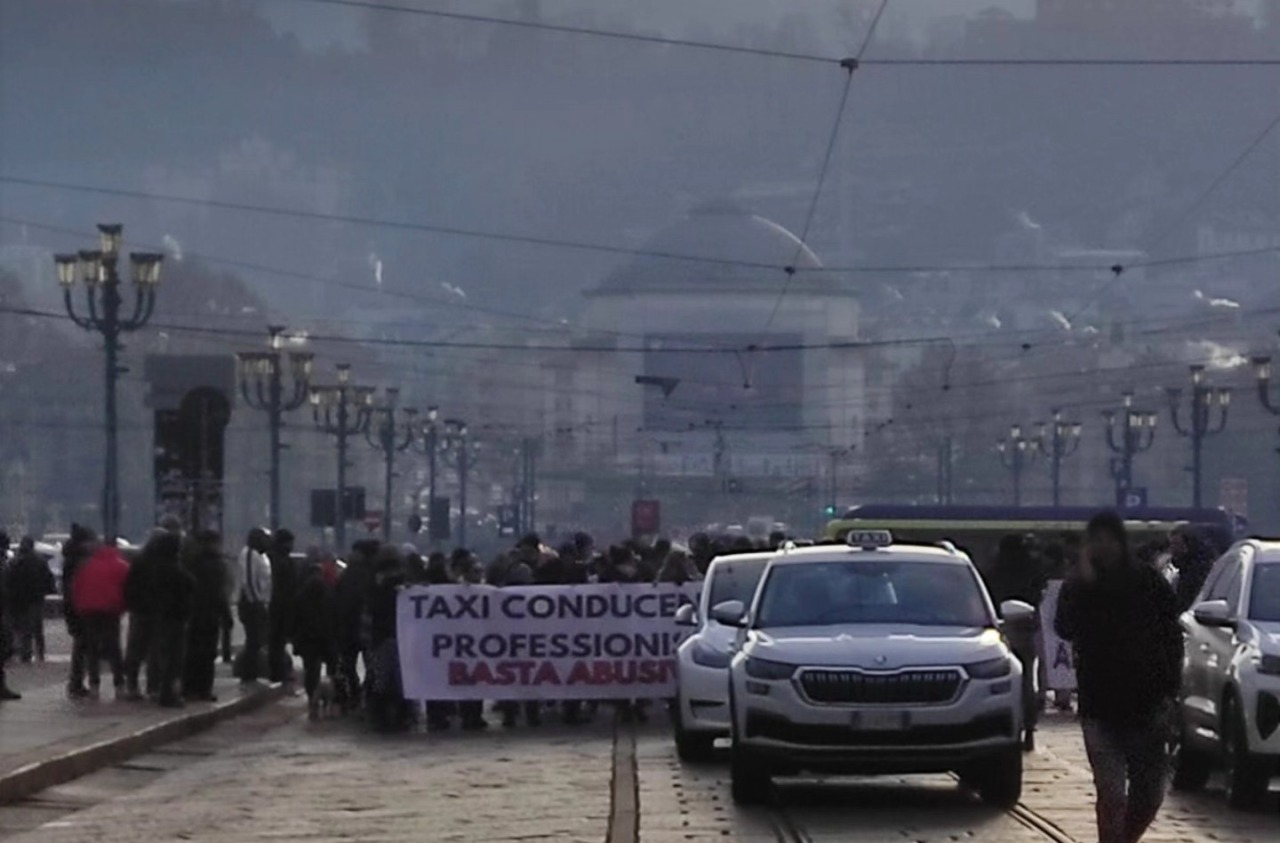 Sciopero di 24 ore dei tassisti, a Torino il corteo in via Po