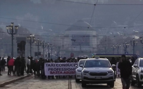 Sciopero di 24 ore dei tassisti, a Torino il corteo in via Po