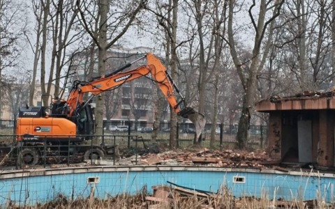 Operazione congiunta per lo sgombero dell’ex piscina Sempione: avviata la demolizione di strutture inagibili