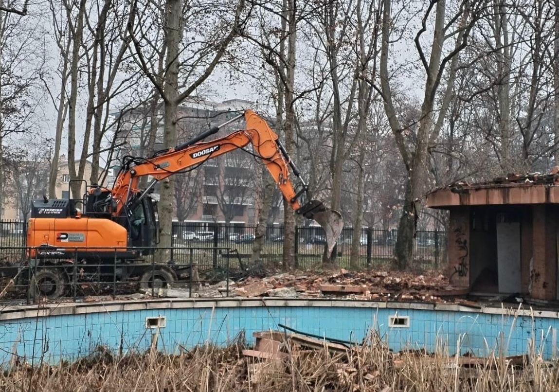 Operazione congiunta per lo sgombero dell’ex piscina Sempione: avviata la demolizione di strutture inagibili