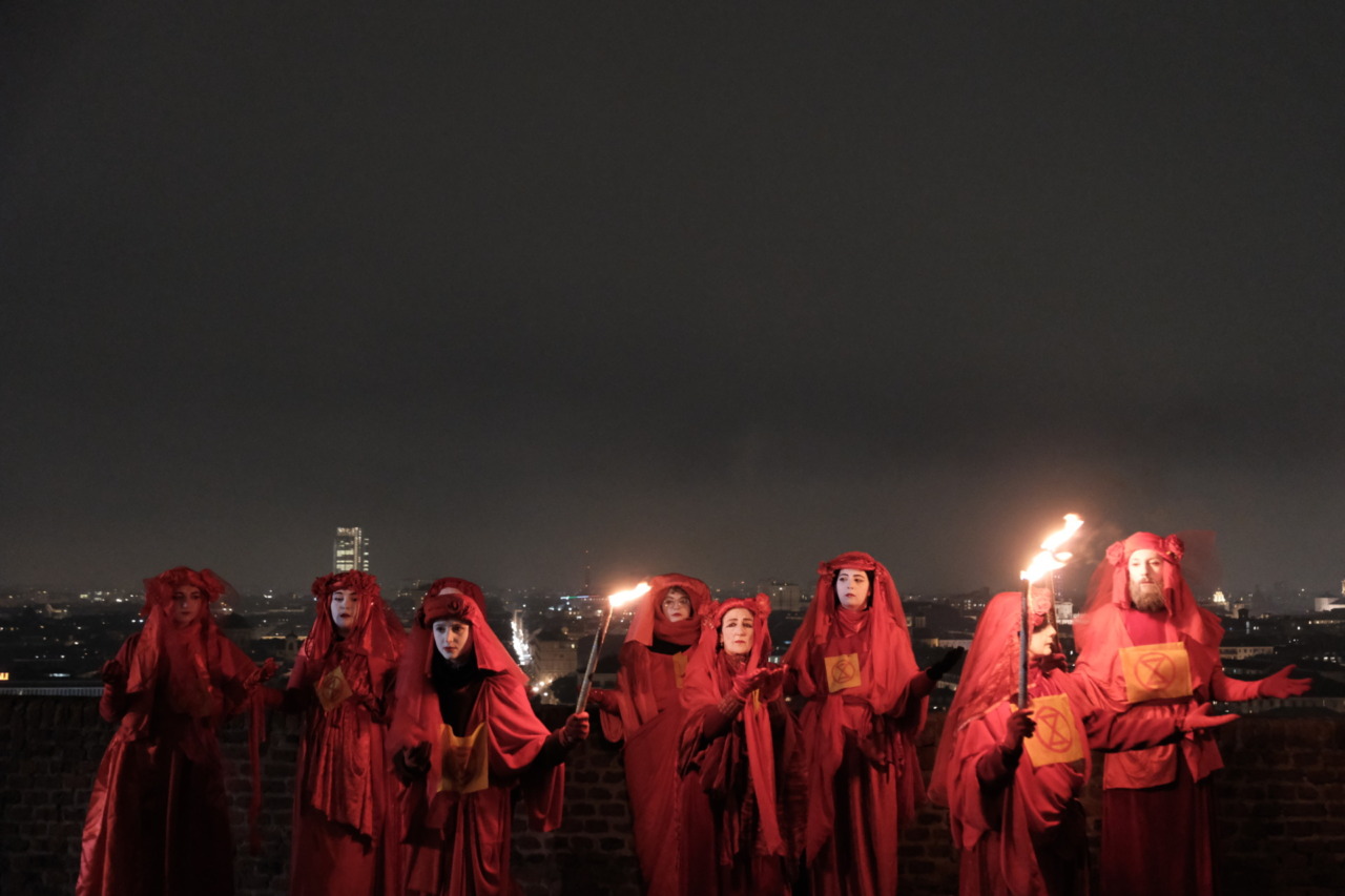 Extinction Rebellion: “Governi ecovandali, Olimpiadi ecocide”. Le Red Rebel a Torino