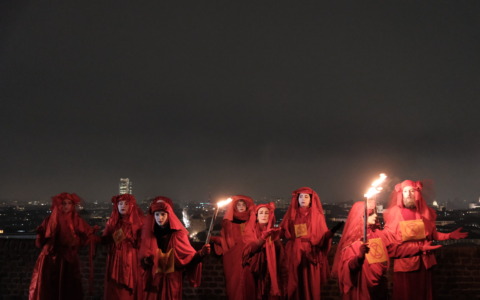 Extinction Rebellion: “Governi ecovandali, Olimpiadi ecocide”. Le Red Rebel a Torino