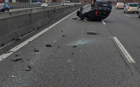 Incidente a Stupinigi, auto ribaltata sulla carreggiata