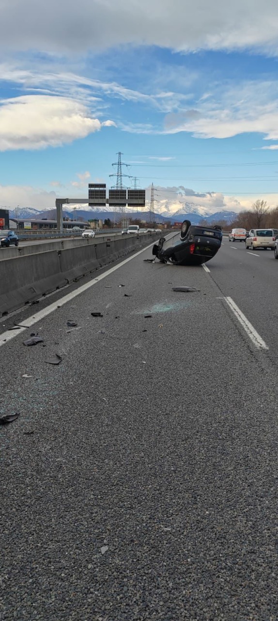 Incidente a Stupinigi, auto ribaltata sulla carreggiata