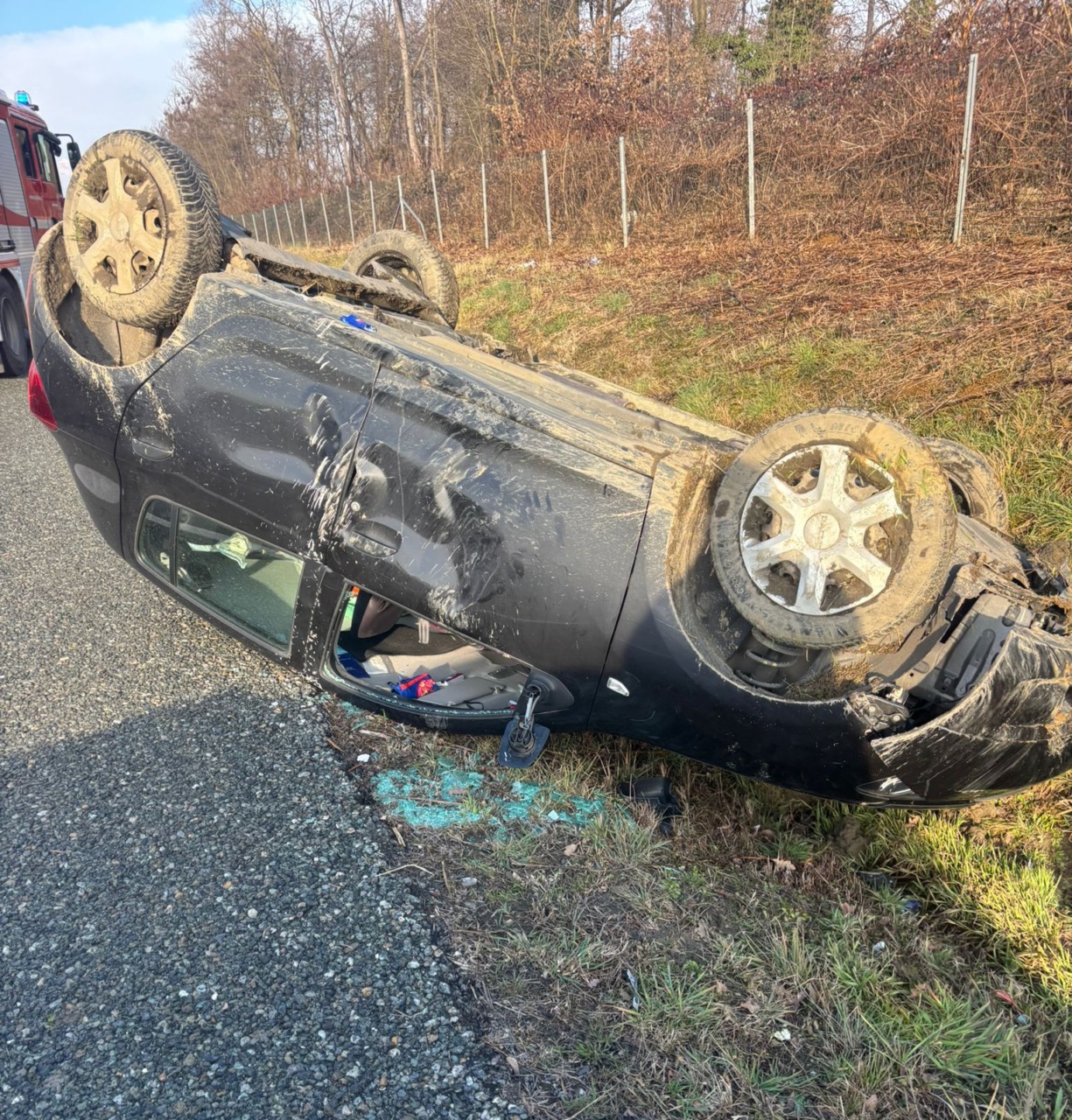 Auto ribaltata in una scarpata sull’A5 a San Giorgio Canavese