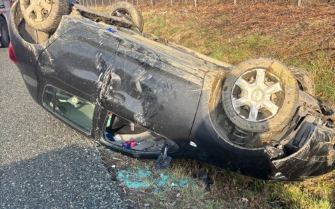Auto ribaltata in una scarpata sull’A5 a San Giorgio Canavese