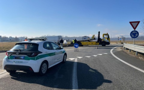 Nichelino- Vinovo, rocambolesco incidente alla rotonda dell’Ippodromo: tre veicoli coinvolti, due feriti