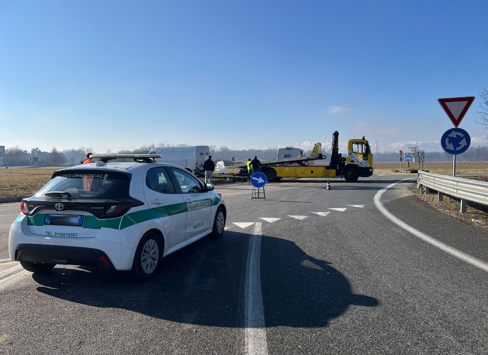 Nichelino- Vinovo, rocambolesco incidente alla rotonda dell’Ippodromo: tre veicoli coinvolti, due feriti