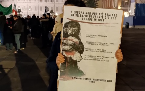 Manifestazione in sostegno dell’Iran in piazza Castello a Torino