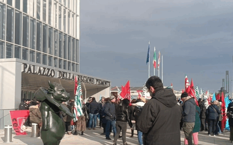 Protesta dei lavoratori Konecta davanti alla Regione: “No all’accorpamento delle sedi”