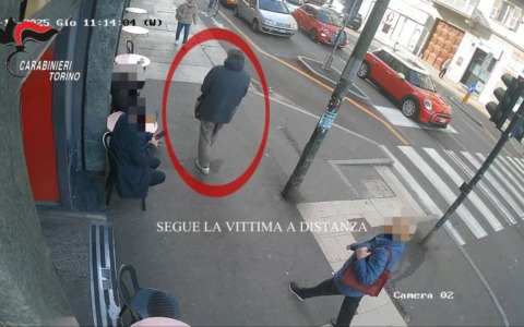 92enne pedinata mentre tornava a casa e poi aggredita e derubata nell’androne di casa: arrestato 57enne