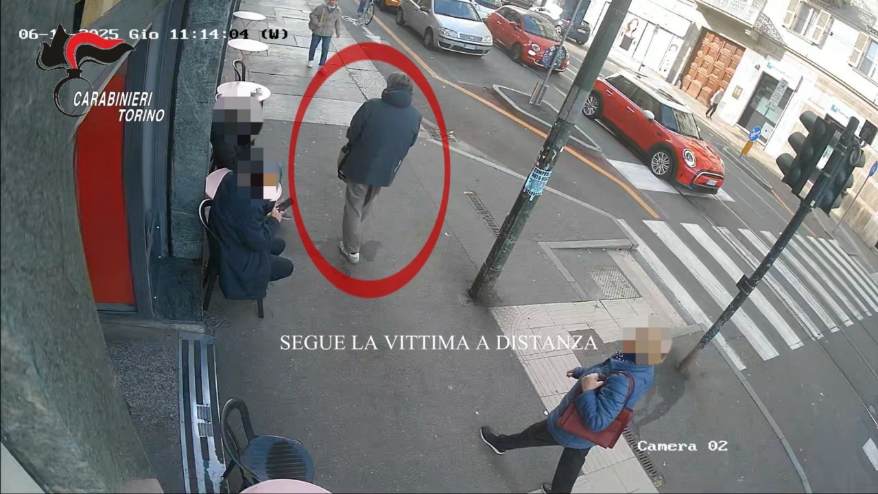 92enne pedinata mentre tornava a casa e poi aggredita e derubata nell’androne di casa: arrestato 57enne