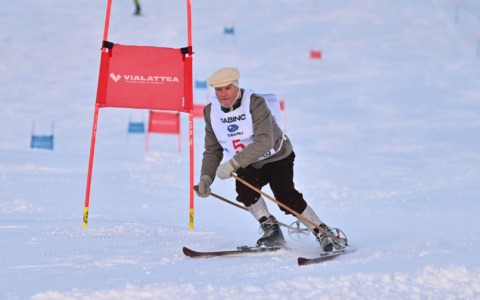 A Sestriere una sciata con attrezzature d’antan per celebrare i 50 anni della medaglia olimpica di Claudia Giordani