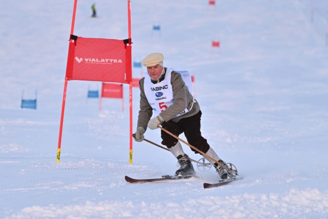 A Sestriere una sciata con attrezzature d’antan per celebrare i 50 anni della medaglia olimpica di Claudia Giordani