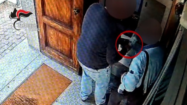 Si avvicinava agli anziani che andavano a prelevare per derubarli: arrestato