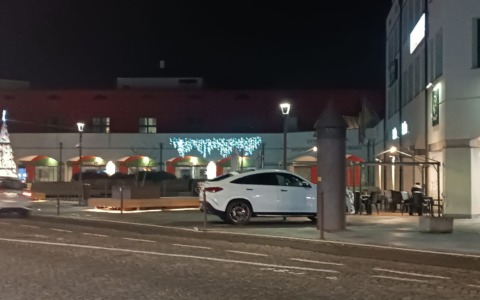 Nichelino, piazza Camandona: auto parcheggiate ‘tutti i giorni’ sui marciapiedi