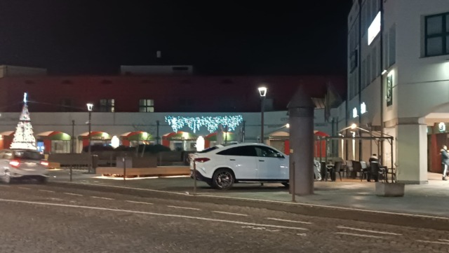 Nichelino, piazza Camandona: auto parcheggiate ‘tutti i giorni’ sui marciapiedi