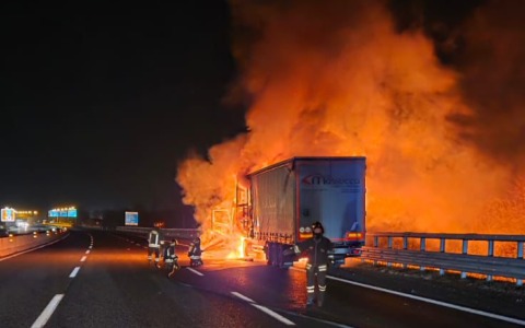 Incendio in tangenziale: tir a fuoco, conducente ustionato su volto e mani
