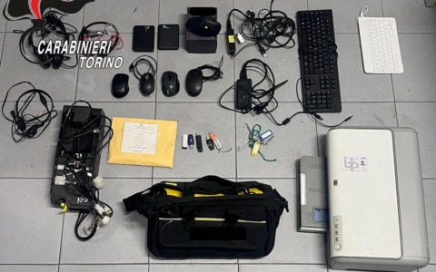 Colto in flagranza mentre ruba in una scuola: arrestato 42enne a Venaria