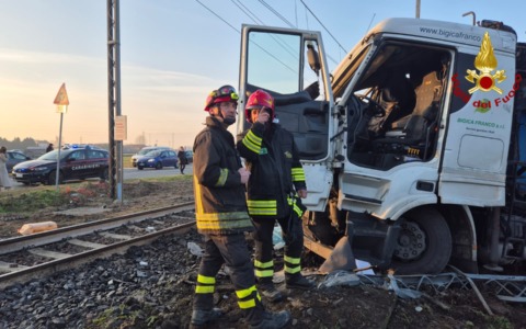 Incidente ferroviario a Chivasso: treno regionale contro un camion