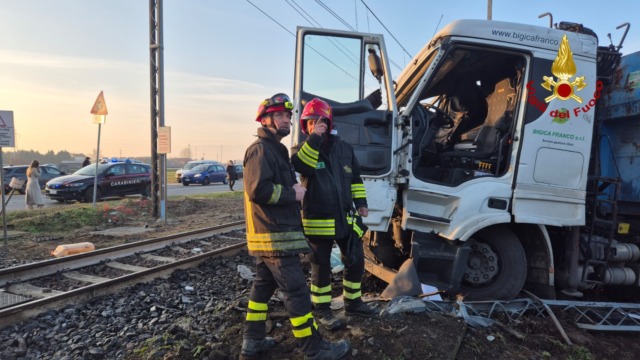 Incidente ferroviario a Chivasso: treno regionale contro un camion