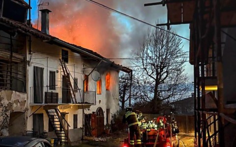 Incendio in un appartamento a Rivara, donna in ospedale